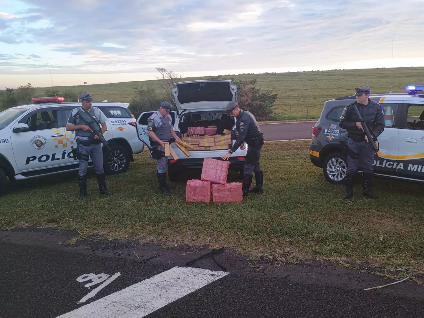 Carro com mais de 800 quilos de maconha é apreendido na SP-225